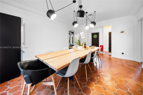 House in Miami Beach, Florida 5 bedrooms, 398.18 sq.m. № 1986036 - photo 13