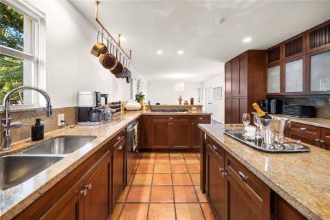 House in Miami Beach, Florida 5 bedrooms, 398.18 sq.m. № 1986036 - photo 10