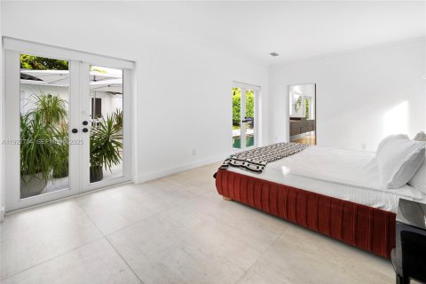 House in Miami Beach, Florida 5 bedrooms, 398.18 sq.m. № 1986036 - photo 14