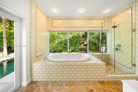 House in Miami Beach, Florida 5 bedrooms, 398.18 sq.m. № 1986036 - photo 15