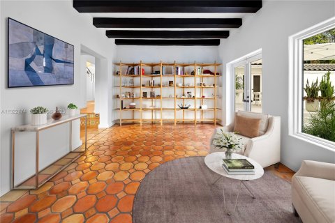 House in Miami Beach, Florida 5 bedrooms, 398.18 sq.m. № 1986036 - photo 6