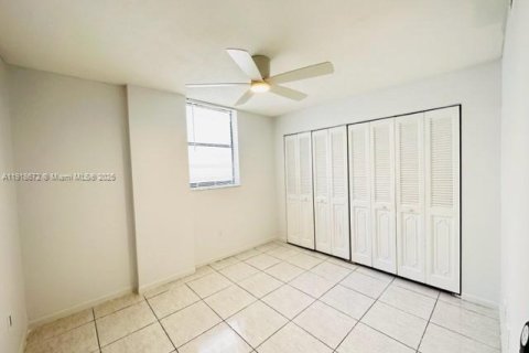 Condo in Miami Beach, Florida, 2 bedrooms  № 1973345 - photo 16