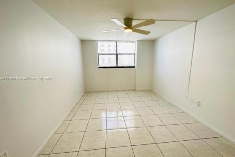 Condo in Miami Beach, Florida, 2 bedrooms  № 1973345 - photo 15