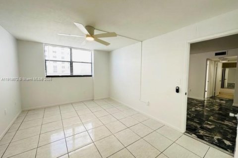 Condo in Miami Beach, Florida, 2 bedrooms  № 1973345 - photo 11