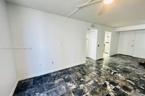 Condo in Miami Beach, Florida, 2 bedrooms  № 1973345 - photo 7