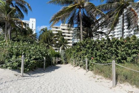 Condo in Miami Beach, Florida, 2 bedrooms  № 1973345 - photo 21