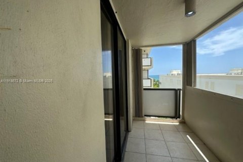 Condo in Miami Beach, Florida, 2 bedrooms  № 1973345 - photo 19