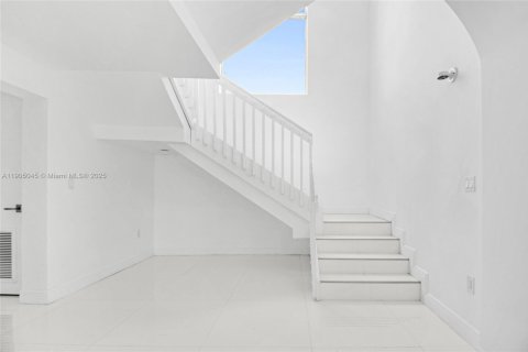 Casa en alquiler en Miami, Florida, 4 dormitorios, 508.27 m2 № 2054646 - foto 23