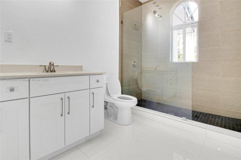 Casa en alquiler en Miami, Florida, 4 dormitorios, 508.27 m2 № 2054646 - foto 9