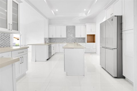 Casa en alquiler en Miami, Florida, 4 dormitorios, 508.27 m2 № 2054646 - foto 10