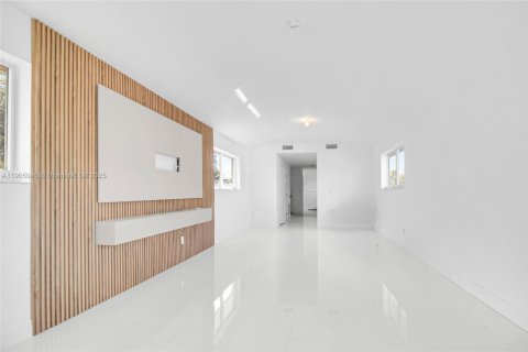 Casa en alquiler en Miami, Florida, 4 dormitorios, 508.27 m2 № 2054646 - foto 19