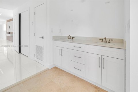 Casa en alquiler en Miami, Florida, 4 dormitorios, 508.27 m2 № 2054646 - foto 21