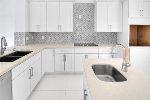 Casa en alquiler en Miami, Florida, 4 dormitorios, 508.27 m2 № 2054646 - foto 11