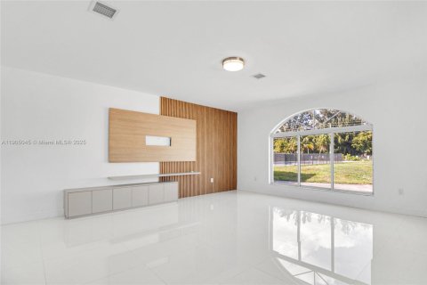 Casa en alquiler en Miami, Florida, 4 dormitorios, 508.27 m2 № 2054646 - foto 16