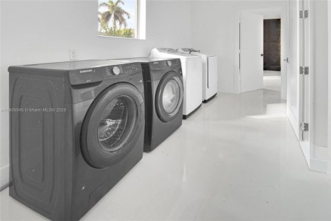 Casa en alquiler en Miami, Florida, 4 dormitorios, 508.27 m2 № 2054646 - foto 13