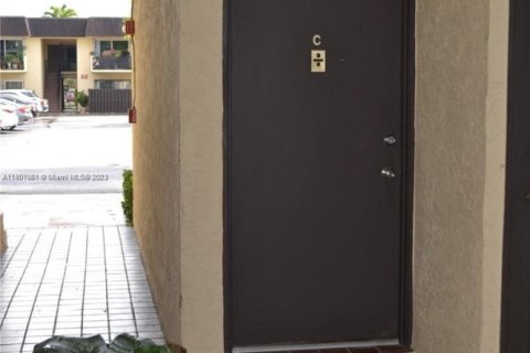 Condo in Miami, Florida, 2 bedrooms  № 1694969 - photo 1