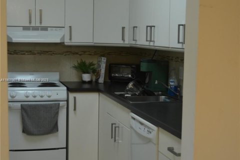 Condo in Miami, Florida, 2 bedrooms  № 1694969 - photo 4