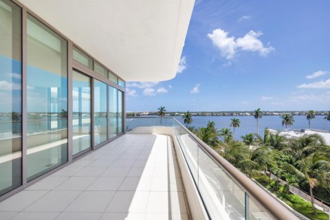 Condominio en West Palm Beach, Florida, 2 dormitorios  № 2250084