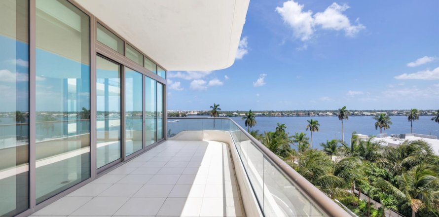 Condominio en West Palm Beach, Florida, 2 dormitorios № 2250084