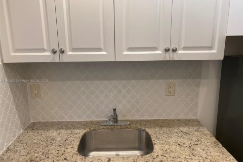 Condo in Miami Beach, Florida  № 1920300 - photo 6