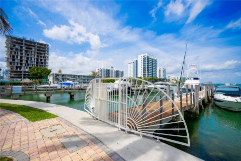 Condominio en venta en North Bay Village, Florida, 2 dormitorios, 116.22 m2 № 1735710 - foto 2