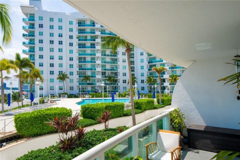 Condominio en venta en North Bay Village, Florida, 2 dormitorios, 116.22 m2 № 1735710 - foto 15
