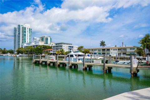 Condominio en venta en North Bay Village, Florida, 2 dormitorios, 116.22 m2 № 1735710 - foto 3