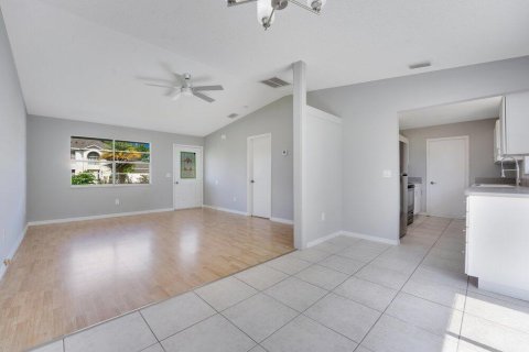 Villa ou maison à louer à Port St. Lucie, Floride: 2 chambres, 85.93 m2 № 2363011 - photo 6