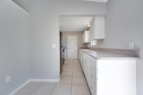 Villa ou maison à louer à Port St. Lucie, Floride: 2 chambres, 85.93 m2 № 2363011 - photo 8