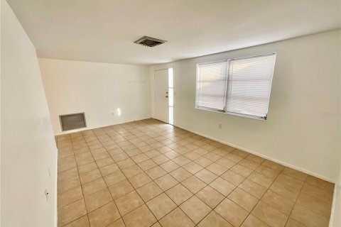 House in New Port Richey, Florida 2 bedrooms, 93.18 sq.m. № 1912420 - photo 3