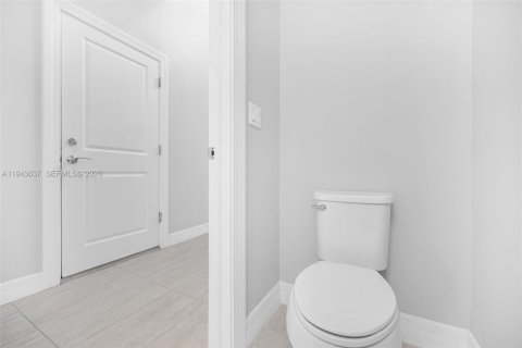 House in Hollywood, Florida 3 bedrooms, 174.75 sq.m. № 2000542 - photo 20