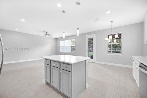 House in Hollywood, Florida 3 bedrooms, 174.75 sq.m. № 2000542 - photo 15