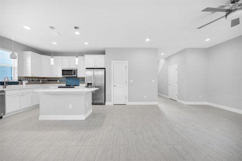 House in Hollywood, Florida 3 bedrooms, 174.75 sq.m. № 2000542 - photo 10