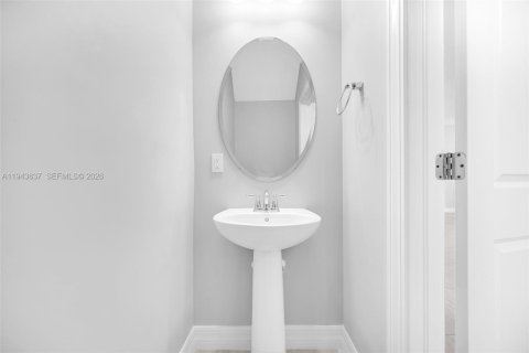 House in Hollywood, Florida 3 bedrooms, 174.75 sq.m. № 2000542 - photo 17