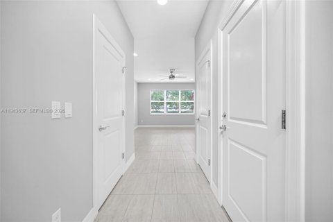 House in Hollywood, Florida 3 bedrooms, 174.75 sq.m. № 2000542 - photo 18