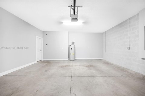 House in Hollywood, Florida 3 bedrooms, 174.75 sq.m. № 2000542 - photo 22