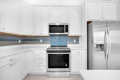 House in Hollywood, Florida 3 bedrooms, 174.75 sq.m. № 2000542 - photo 14