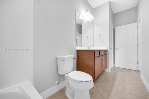 House in Hollywood, Florida 3 bedrooms, 174.75 sq.m. № 2000542 - photo 26