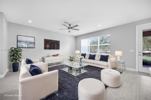 House in Hollywood, Florida 3 bedrooms, 174.75 sq.m. № 2000542 - photo 4