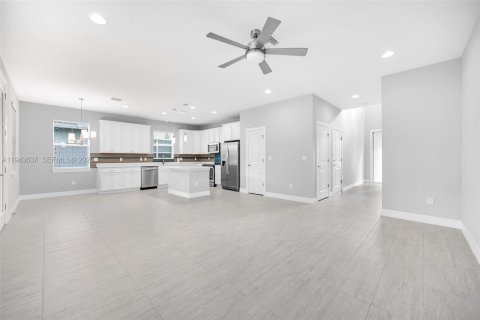 House in Hollywood, Florida 3 bedrooms, 174.75 sq.m. № 2000542 - photo 11