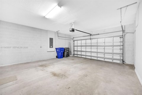 House in Hollywood, Florida 3 bedrooms, 174.75 sq.m. № 2000542 - photo 21