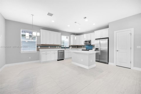 House in Hollywood, Florida 3 bedrooms, 174.75 sq.m. № 2000542 - photo 9