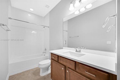 House in Hollywood, Florida 3 bedrooms, 174.75 sq.m. № 2000542 - photo 25