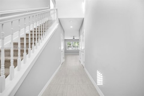 House in Hollywood, Florida 3 bedrooms, 174.75 sq.m. № 2000542 - photo 19