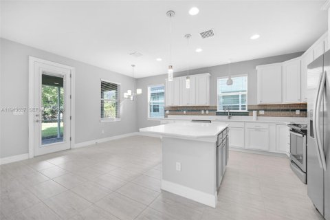 House in Hollywood, Florida 3 bedrooms, 174.75 sq.m. № 2000542 - photo 8