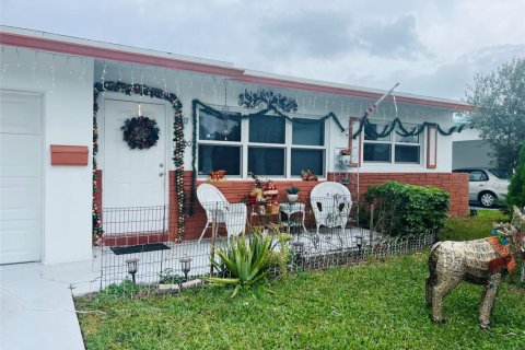 House in Margate, Florida 2 bedrooms, 117.15 sq.m. № 945818 - photo 1