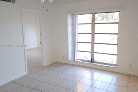 Apartment in Tamarac, Florida 3 bedrooms, 108.42 sq.m. № 2069335 - photo 2