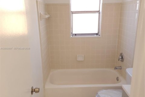 Apartment in Tamarac, Florida 3 bedrooms, 108.42 sq.m. № 2069335 - photo 18