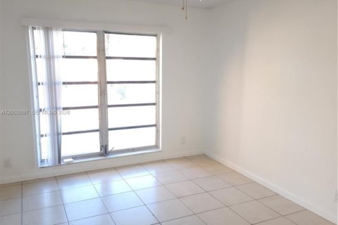 Apartment in Tamarac, Florida 3 bedrooms, 108.42 sq.m. № 2069335 - photo 3