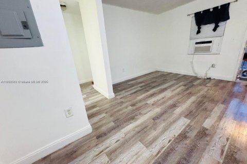 Propiedad comercial en venta en Miami, Florida № 2013116 - foto 8